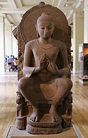 Buda assegut sobre un tron flanquejat per lleons amb el gest del dharmachakramudra, escola de Sarnath, període Gupta.
