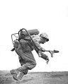 Liekinheitintä kantava yhdysvaltalaissotilas Iwo Jimalla.