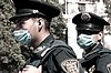 Polis Mexico memakai topeng bagi mengelak selesema babi