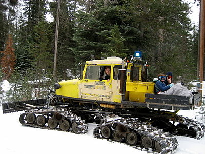 Chenilles à travers d'acier boulonnés sur courroies de caoutchouc renforcées.