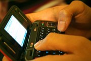 הפופולריות של טלפונים ניידים ושליחת הודעות טקסט זינקו בעשור הראשון של המאה ה-21 בעולם המערבי
