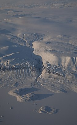 Vue aérienne du fjord de l'Indépendance.