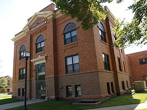 Das Mahnomen County Courthouse in Mahnomen, seit 1984 im NRHP gelistet[1]