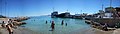 Imaxe panorámica de praia de Skala e o porto de Angistri.