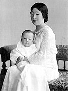 香淳皇后に抱かれる継宮明仁親王（1934年撮影、満1歳頃）