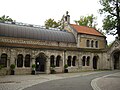 Kreuzgang und Schlosskapelle im Südwesten des Schlosshofes