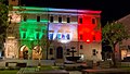 Palazzo Comunale illuminato con i colori della bandiera italiana