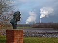 Büste von Ernst Thälmann in Milzau, im Hintergrund das Kraftwerk Schkopau