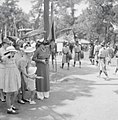 Hoàng hậu Nam Phương cầm máy ảnh đứng bên đường vì lễ tế giao tuyệt đối không cho nữ giới tham dự