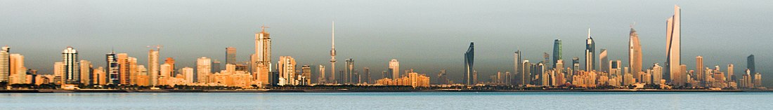 Skyline de Kuwait City, capital e cidade máis grande de Kuwait.