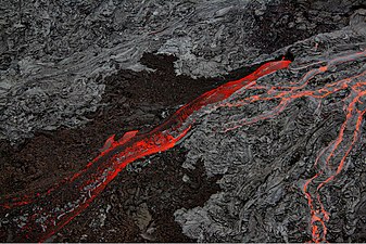 Lavatyper på Hawaii: mørk aa dækket af lysere (og rød) pahoehoe