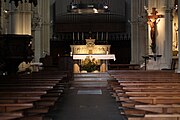 L'autel et l'abside avec l'orgue.