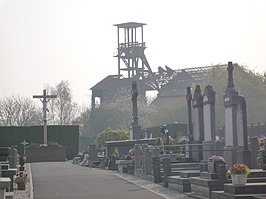 Begraafplaats met op de achtergrond schacht nr. 2 van de Compagnie des mines de Flines