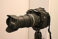 Canon EOS 50D -järjestelmäkamera, jossa kiinni Tamronin valmistama objektiivi.