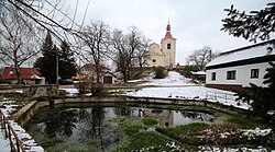 Sluštice, náves s kostelem svatého Jakuba Staršího