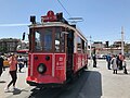 Taksim Meydanı ile Tünel Meydanı arasında sefer yapan nostaljik tramvay; Taksim Meydanı, 2019.