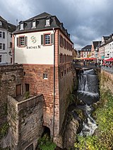 Wasserfall im Zentrum mit Amüseum (ehem. Mühle)