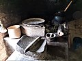 El molcajete, parte de los utensilios tradicionales de la cocina indígena en México, junto con el metate, el comal, las ollas de barro y el fogón. Cocina de María Jiménez, San Juan Achiutla, Oaxaca, México, 2020.