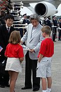 .Koizumi gặp trẻ em ở Sea Island, Georgia ngay trước hội nghị thượng đỉnh G8 năm 2004.