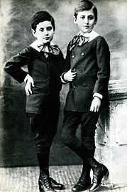 Os irmãos Robert e Marcel Proust, em 1880.