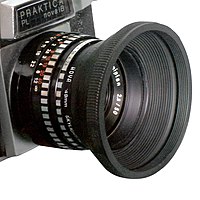 Praktica kamera – lens met 'n koniese platvoubare rubberlenskappie (50 mm f/2.8).