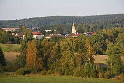 Pohled na obec s evangelickým kostelem