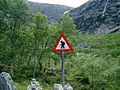 トロール横断注意！　の道路標識（ノルウェー）