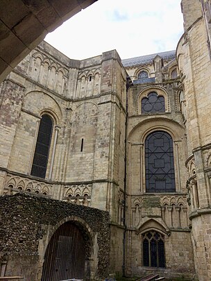 Östlicher Teil des Chors: Ober­gaden, Emporen­dach verdeckt, gelappte Lauf­gang­fenster, Sei­ten­schiffs­fenster, Kryptenfenster