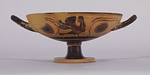 Kylix greca a figure nere con sirene; il lato B, qui mostrato, ha diversi piccoli fori attorno alle maniglie che venivano utilizzati per le riparazioni nell'antichità. (Museo d'Arte Walter)