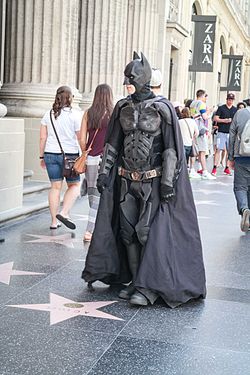 aktoro en rolo de Batman, promenanta en Holivudo