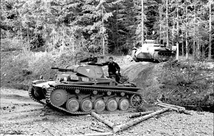 Chars légers allemands (Panzer I et Pz II) sortant des bois.