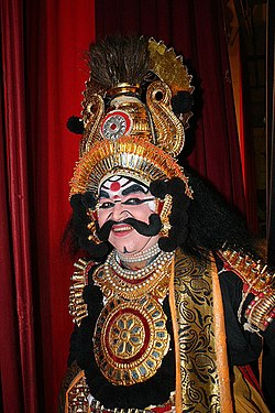 Tokoh Duryodana sane kapraginain ring Yakshagana, drama populer saking Karnataka, India.