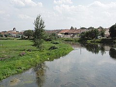 La Meuse avec vue sur le village.