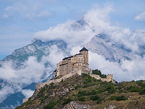 A Valère erődtemplom látképe a háttérben a Haut de Cry-heggyel (Wallis kanton, Svájc)