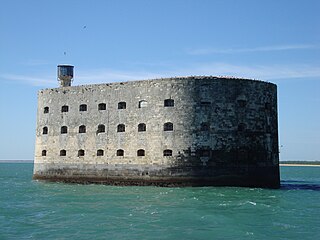 Fort Boyard, sydväst om La Rochelle på franska atlantkusten, färdigställt 1857. Seden tre decennier tillbaka inspelningsplats för Fångarna på fortet.