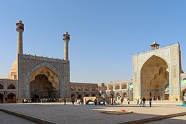 Patio de la mezquita del Viernes de Isfahán, con su diseño de cuatro iwanes que data de principios del siglo XII