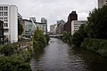 Sông Irwell làm ranh giới giữa Salford và Manchester.