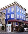 Il ristorante Adega das Caves con i tipici azulejos blu.