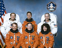 Zleva sedí Hammond , Richards, Helmsová, stojí Lee, Linenger, Meade