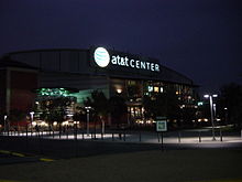 Vue extérieure du SBC Center, de nuit.