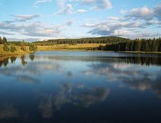 Stausee bei Försterhäuser am Rande des NSG Božídarské rašeliniště auf ca. 960 m ü. NN