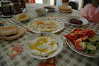 パレスチナの典型的な朝食。ピタ（パンの一種）+ labaneh（クリーミーなチーズにオリーブオイルをかけたもの）。