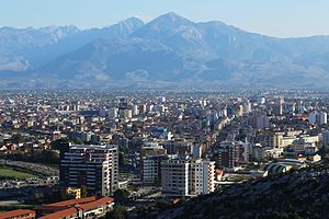 Blick auf Shkodra mit den Albanischen Alpen im Hintergrund (2013)