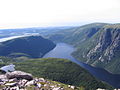 Vaste fjord témoignant de l'importance de l'englacement lors de la glaciation du Wisconsin (qui coïncide environ avec celle du Würm dans les Alpes)