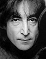 ב-8 בדצמבר 1980 המוזיקאי הבריטי ג'ון לנון נרצח בפתח ביתו בניו יורק על ידי מרק דייוויד צ'פמן בחמש יריות אקדח