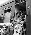 Een "bouwgroep" van de Komsomol komt aan op een station in Belarus, met gitaar (1982)