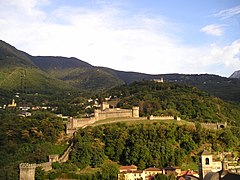 Castello di Montebello a Castello di Sasso Corbaro (nahoře) a části Muraty.