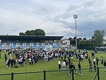 Pubblico in festa allo stadio Città di Gorgonzola dopo la vittoria nel campionato 2022-2023 e il ritorno in Serie C.