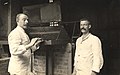 Due membri del King George Military Hospital, in Inghilterra, davanti ad un inceneritore per rifiuti medici (1915)