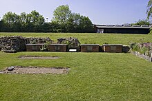 Image montrant au second plan quatre tombes de rois de Kent, dont celle d'Eadbald